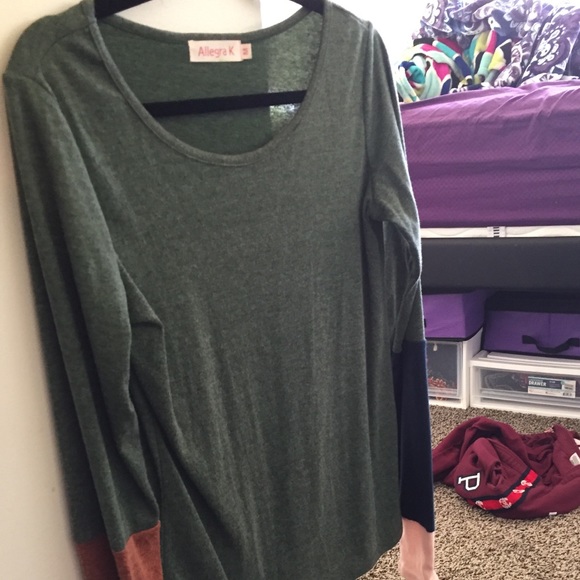 Gently used long sleeve top with thumb holes - Picture 3 of 3
